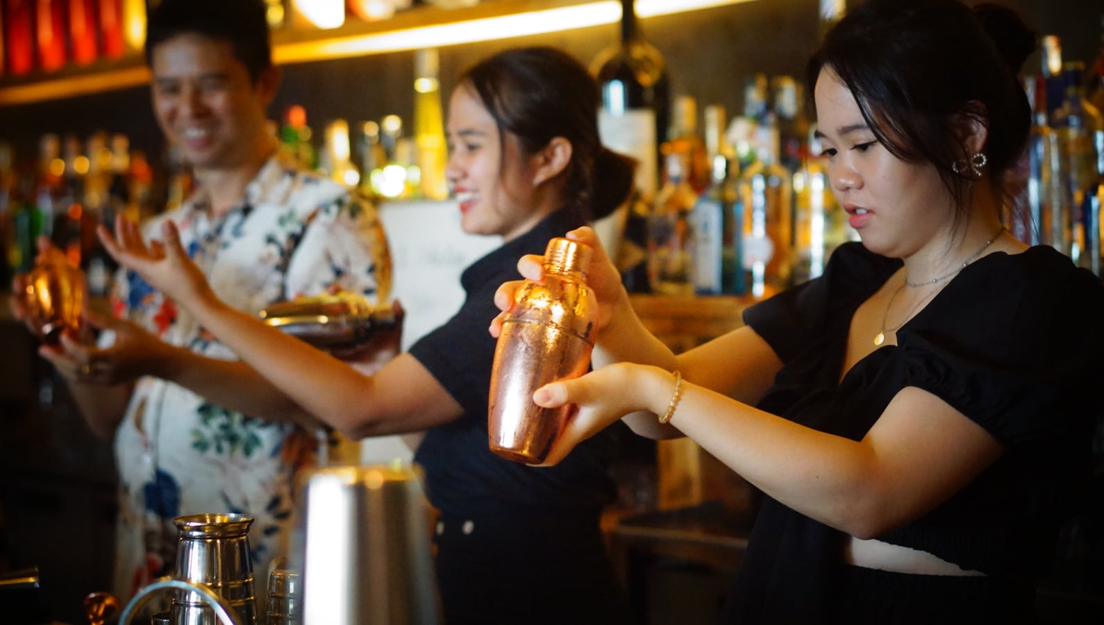 Coach-Sophia-Huong-Quach-training-bartender